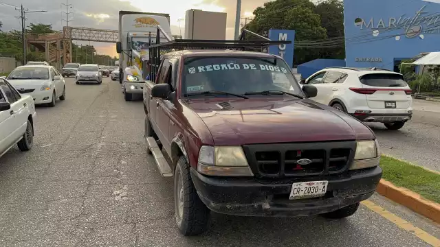 Un conductor y un trailero discutieron tras un choque en la colonia Pedro Sáenz de Baranda