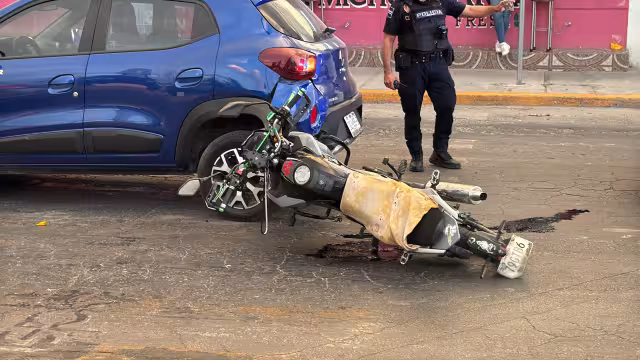 Choque por alcance en la Avenida Francisco I. Madero "La Ría" deja a una mujer lesionada del brazo.