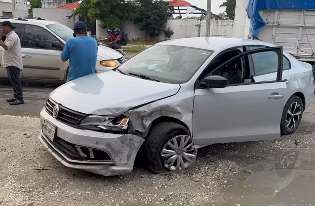 Un conductor se quedó dormido al volante y causó un choque en la avenida Isla de Tris