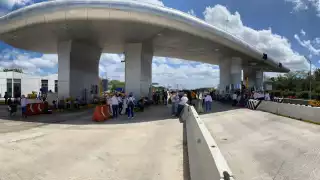 Maestros toman la caseta del kilómetro 80 de Cancún-Mérida como protesta por la ley del ISSSTE