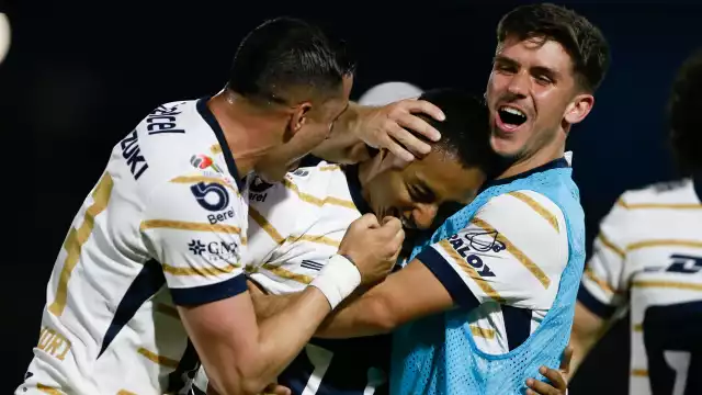 Ángel Rico celebra su gol del empate para Pumas contra Bravos de Juárez