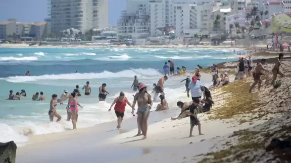 Los pocos visitantes que están arribando prefieren las albercas, debido al mal olor de la macroalga en la playa, así como el pésimo impacto visual que causa