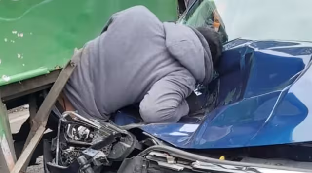 Hombre es prensado contra un camión tras intento de asalto.