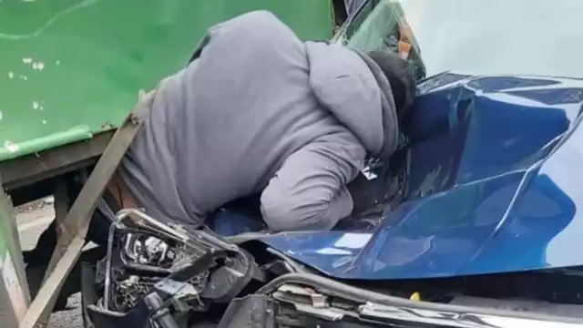 Hombre es prensado contra un camión tras intento de asalto.