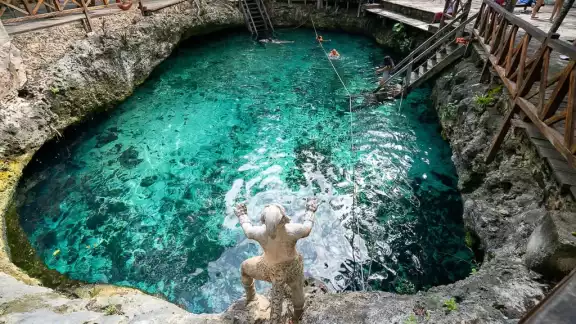 Los cenotes son lugares sagrados y famosos entre el turismo Los cenotes son lugares sagrados y famosos entre el turismo