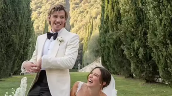 Millie lució un elegante vestido de la diseñadora Galia Lahav. Millie lució un elegante vestido de la diseñadora Galia Lahav.