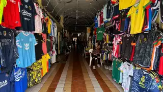 Decenas de comercios permanecen sin luz en algunas zonas del centro de Mérida