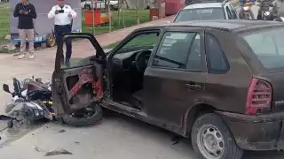 Chocan moto y Pointer frente al campo deportivo de Xpujil