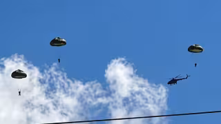 Elementos de la Marina iniciaron prácticas de adiestramiento en paracaidismo en la cabecera municipal de Champotón.
