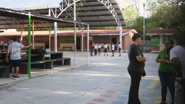 A pesar del retorno general, maestros del Comité Central de Lucha interrumpieron su jornada para asistir a reuniones informativas.