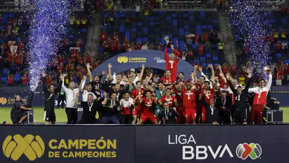 Toluca se convirtió en el nuevo Campeón de Campeones del futbol mexicano. Toluca se convirtió en el nuevo Campeón de Campeones del futbol mexicano.
