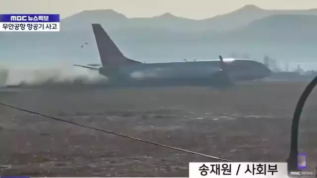 Corea del Sur investigará muro contra el que chocó el avión de Jeju Air.