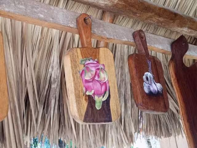 Hace poco más de 4 años, Antonio May comenzó a hacer artículos que vende en el parque de su pueblo