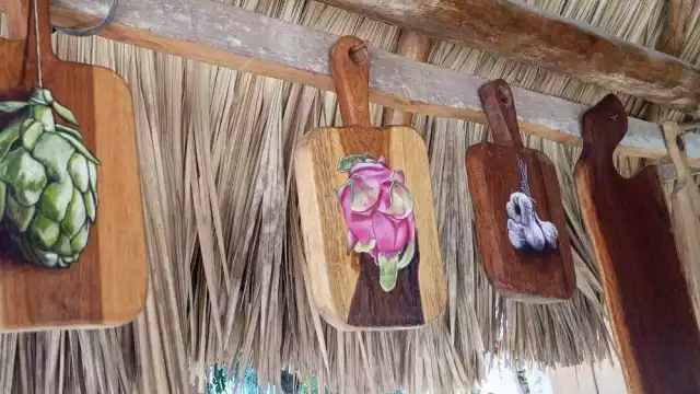 Hace poco más de 4 años, Antonio May comenzó a hacer artículos que vende en el parque de su pueblo