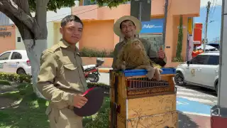 Jóvenes de Ecatepec mantienen viva la tradición del organillo en la Feria de Carmen 2025