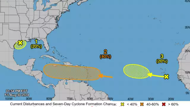 Uno de los sistemas tiene trayectoria hacia la Península de Yucatán, provocando lluvias muy fuertes.