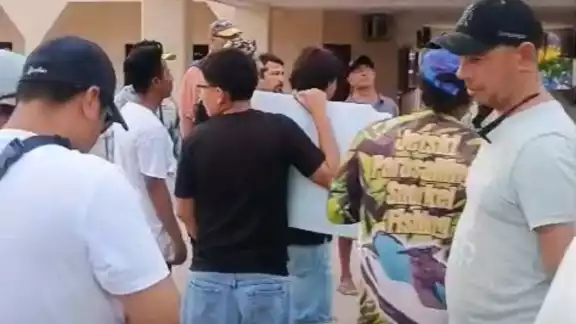 Los pescadores acudieron al Palacio Municipal para exigir justicia.