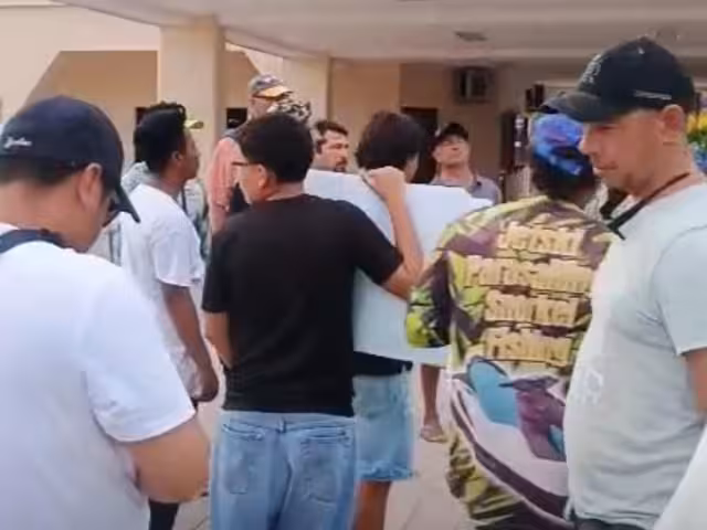 Los pescadores acudieron al Palacio Municipal para exigir justicia.