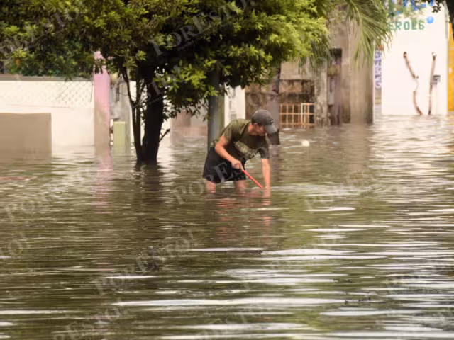La cantidad de lluvia fue tan intensa que llegó hasta las rodillas de muchos cancunenses