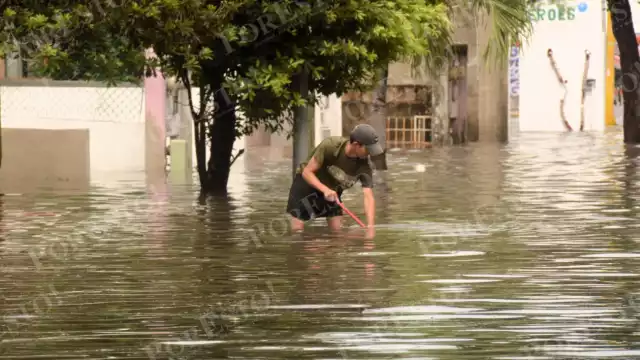 La cantidad de lluvia fue tan intensa que llegó hasta las rodillas de muchos cancunenses