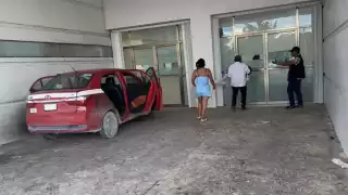 Estudiantes intoxicadas son trasladadas a un hospital en Cancún.