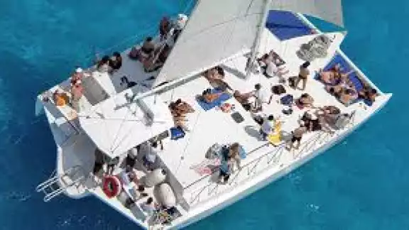 La menor de edad se habría desvanecido después de bajar del catamarán La menor de edad se habría desvanecido después de bajar del catamarán