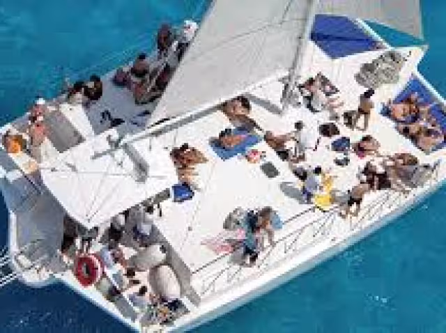 La menor de edad se habría desvanecido después de bajar del catamarán