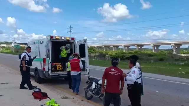 Un motociclista resultó herido tras ser embestido por un auto en el periférico Pablo García y Montilla.