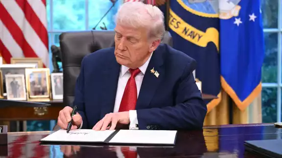 Aranceles de 100% a quienes no produzcan en Estados Unidos.