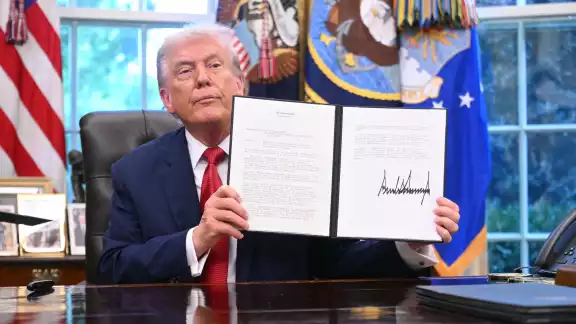 Donald Trump firmó el acuerdo en el despacho oval.