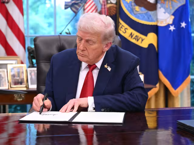 Aranceles de 100% a quienes no produzcan en Estados Unidos.