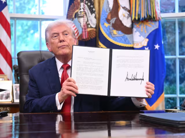 Donald Trump firmó el acuerdo en el despacho oval.