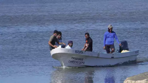 Se recomienda a los hombres llevar el equipo completo al navegar.