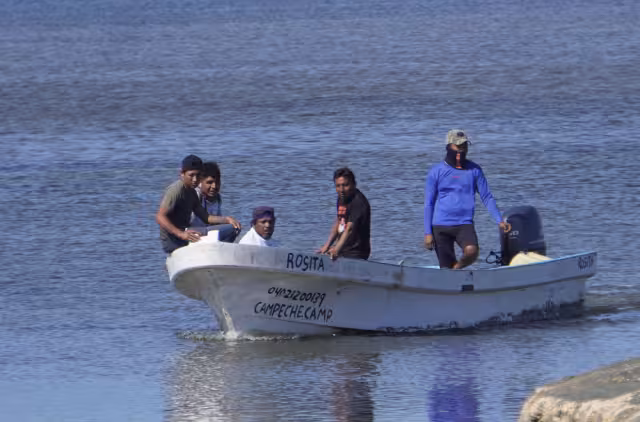 Se recomienda a los hombres llevar el equipo completo al navegar.