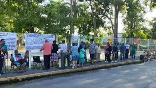 Jubilados de la Universidad de Carmen se vuelven a manifestar por la falta de pago