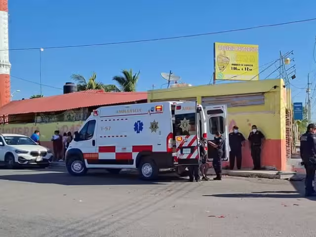 El conductor de un coche Spark propició un choque con un Elantra y tras el golpe, ambos se proyectaron contra un autobús del Va y Ven.