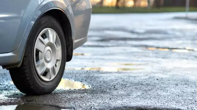 Gobierno del Edomex ofrece indemnización en caso de caer en un bache