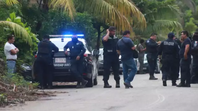 Policías dialogan con vecinos del lugar en Felipe Carrillo Puerto