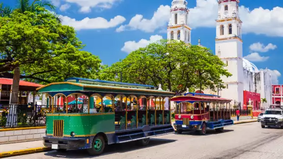 El tranvía de Campeche es una excelente manera de explorar la historia y belleza de la ciudad El tranvía de Campeche es una excelente manera de explorar la historia y belleza de la ciudad
