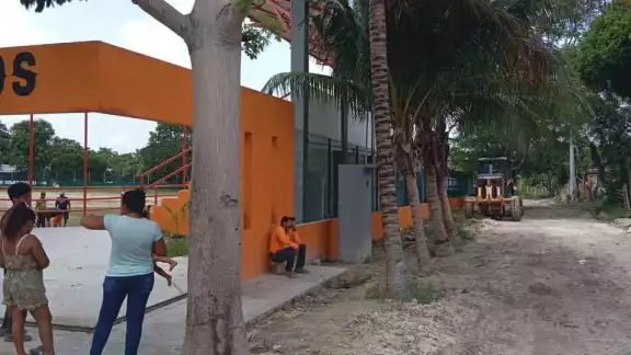 Vecinos de San Isidro retuvieron una máquina para presionar a las autoridades municipales.