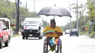 “Ser payaso me salvó la vida":    Tras accidentarse, así es como  “Piernas Largas" reparte sonrisas  en Cancún        