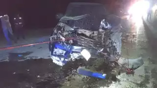 En Escárcega,  camioneta queda destrozada por góndola de  un tractocamión