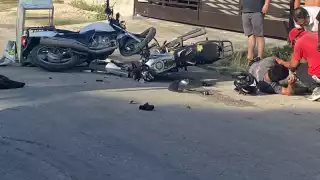 Dos lesionados en choque frontal de motos en Escárcega; uno con fractura en pierna   