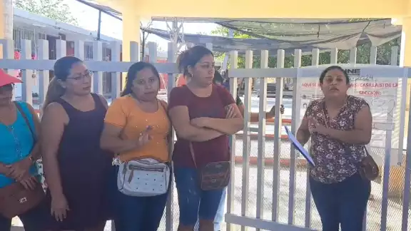 Padres de familia se plantan en la escuela Padres de familia se plantan en la escuela