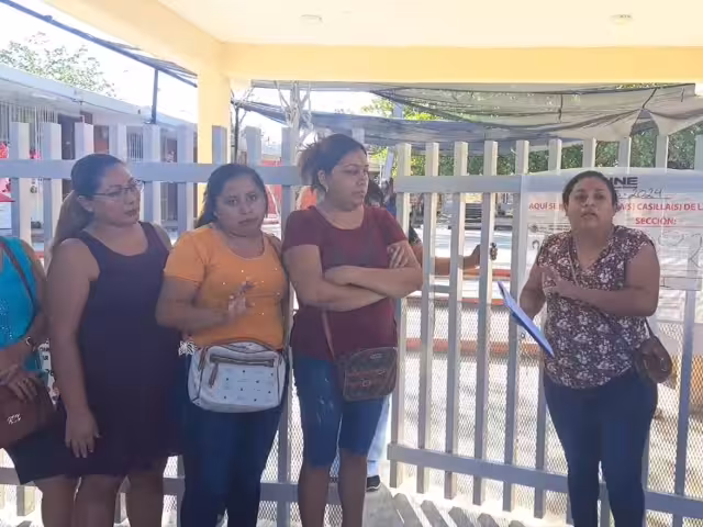 Padres de familia se plantan en la escuela