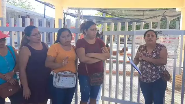 Padres de familia se plantan en la escuela