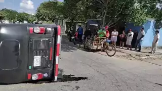 Mototaxista se pasa alto en San José Tecoh y embiste una Italika en la que viajaba una familia