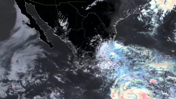 La tormenta tropical se encuentra a 385 km al sureste de Puerto Ángel, Oaxaca. La tormenta tropical se encuentra a 385 km al sureste de Puerto Ángel, Oaxaca.