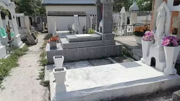 El sujeto detenido tomaba las flores de las tumbas para venderlas.