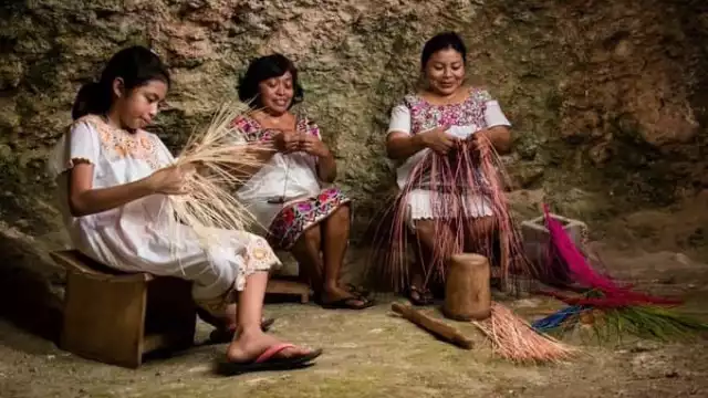 Desde hace muchas generaciones, la mujer maya enseña a las niñas -en edad temprana- a fabricar los sombreros de jiji-japa para que tengan una herramienta para vivir